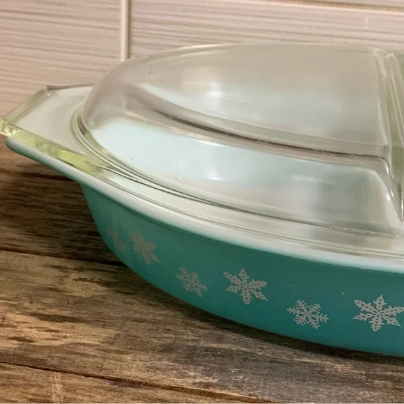 Vintage Pyrex Blue Snowflake Divided Casserole Dish - Picture 2 of 12